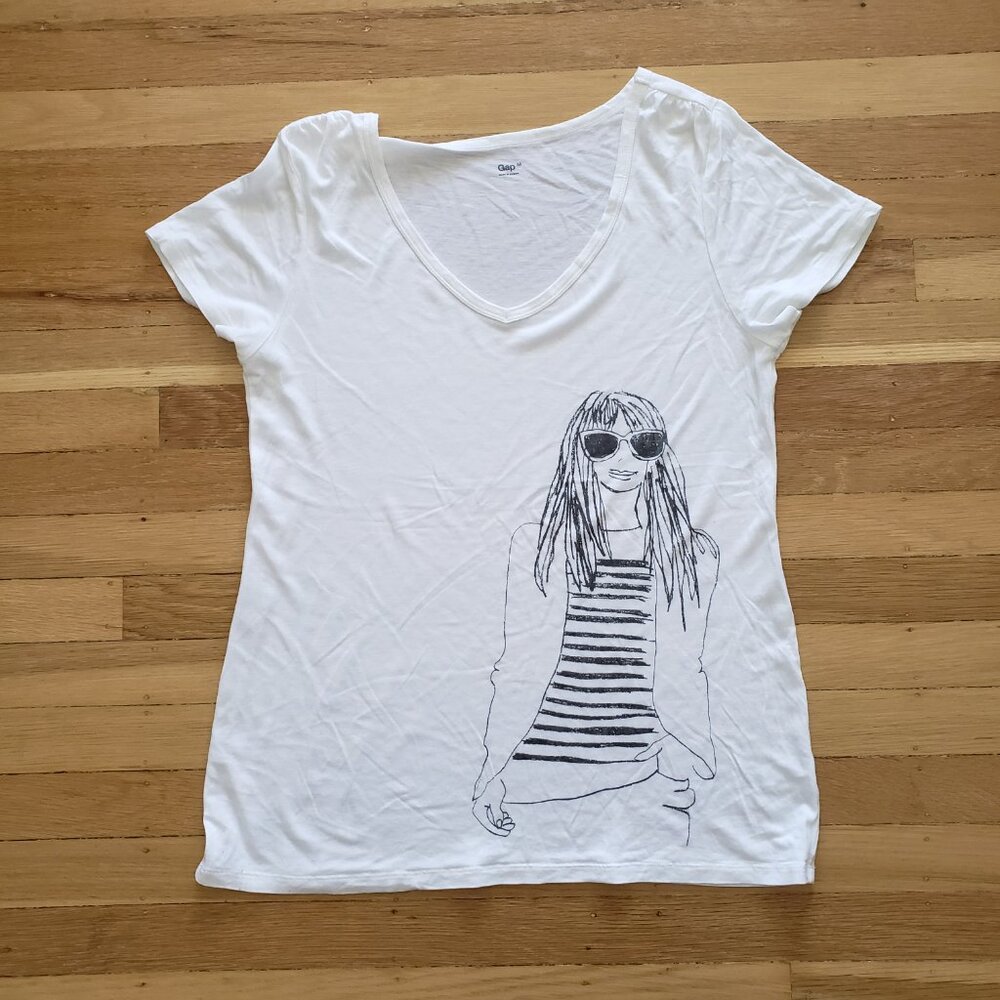 GAP Chic Women Illustration Graphic Tee V-Neck Soft Short Sleeve Size M